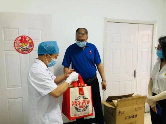 向奮斗者致敬！鴻茅藥業(yè)走訪慰問市勞模代表